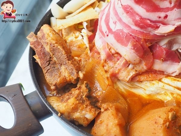 桃園中壢美食-GOGI GOGI 韓式燒肉-平日燒烤399元吃到飽,還有巨大火山排骨湯,在網美店吃燒烤好特別啊 (邀約) @民宿女王芽月-美食.旅遊.全台趴趴走