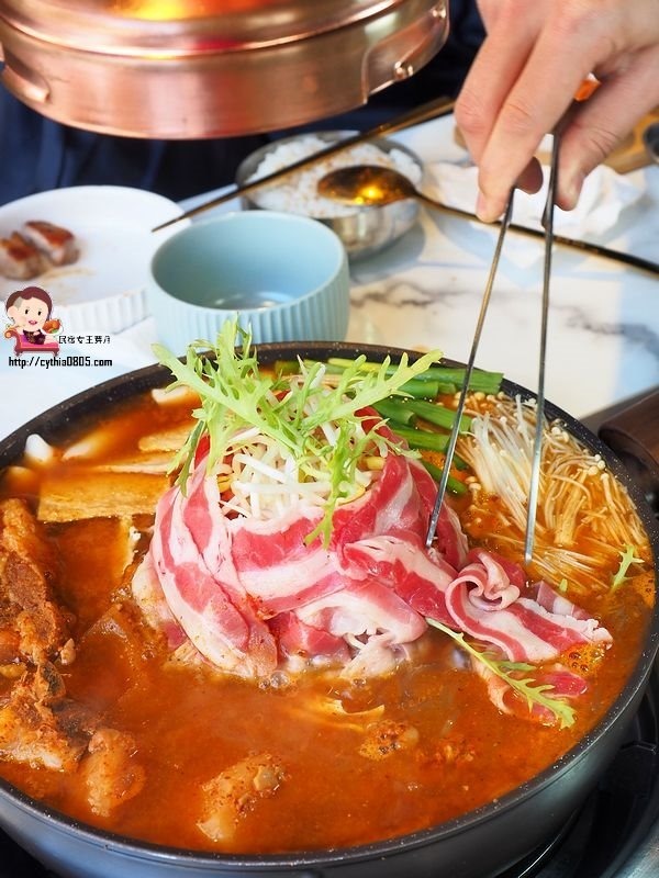 桃園中壢美食-GOGI GOGI 韓式燒肉-平日燒烤399元吃到飽,還有巨大火山排骨湯,在網美店吃燒烤好特別啊 (邀約) @民宿女王芽月-美食.旅遊.全台趴趴走