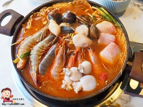 桃園中壢美食-GOGI GOGI 韓式燒肉-平日燒烤399元吃到飽,還有巨大火山排骨湯,在網美店吃燒烤好特別啊 (邀約) @民宿女王芽月-美食.旅遊.全台趴趴走