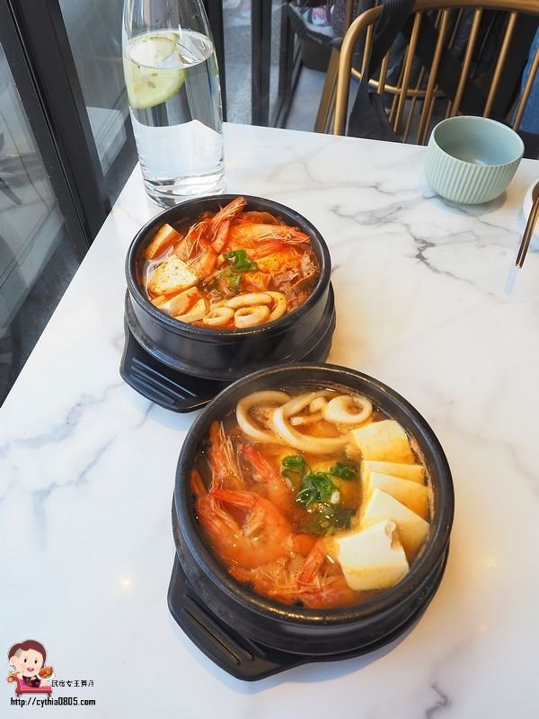 桃園中壢美食-GOGI GOGI 韓式燒肉-平日燒烤399元吃到飽,還有巨大火山排骨湯,在網美店吃燒烤好特別啊 (邀約) @民宿女王芽月-美食.旅遊.全台趴趴走