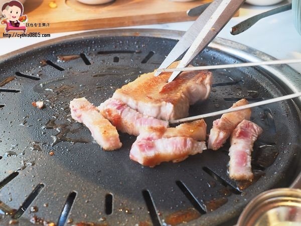 桃園中壢美食-GOGI GOGI 韓式燒肉-平日燒烤399元吃到飽,還有巨大火山排骨湯,在網美店吃燒烤好特別啊 (邀約) @民宿女王芽月-美食.旅遊.全台趴趴走