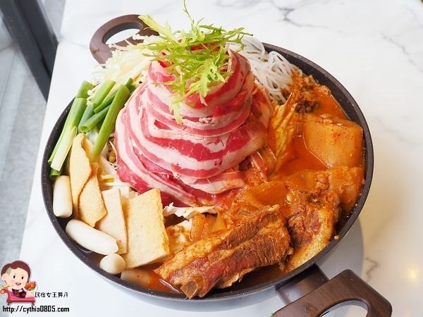 桃園中壢美食-GOGI GOGI 韓式燒肉-平日燒烤399元吃到飽,還有巨大火山排骨湯,在網美店吃燒烤好特別啊 (邀約) @民宿女王芽月-美食.旅遊.全台趴趴走