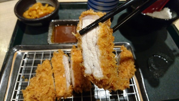 斑鳩的窩(民族店)：高雄~斑鳩的窩日式炸豬排 (民族店)~酥脆現炸豬排~平價實在的美味~