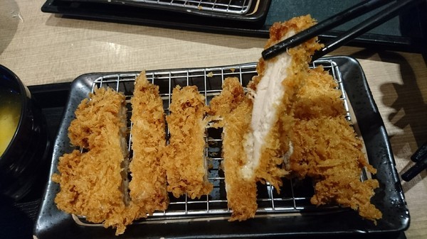 斑鳩的窩(民族店)：高雄~斑鳩的窩日式炸豬排 (民族店)~酥脆現炸豬排~平價實在的美味~