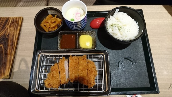 斑鳩的窩(民族店)：高雄~斑鳩的窩日式炸豬排 (民族店)~酥脆現炸豬排~平價實在的美味~