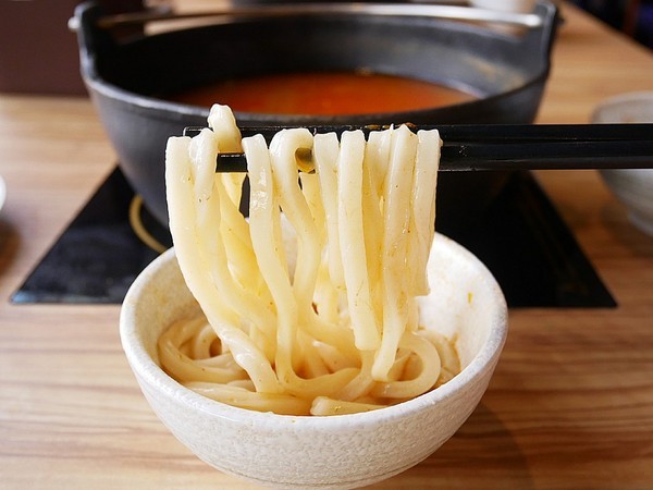 饕戶精緻鍋物:饕戶精緻鍋物-台中西屯精緻火鍋 和牛、霸氣海鮮應有盡有 優雅舞伶承載滿滿肉品 上桌超吸睛 商業午餐讓小資族也能吃得巧