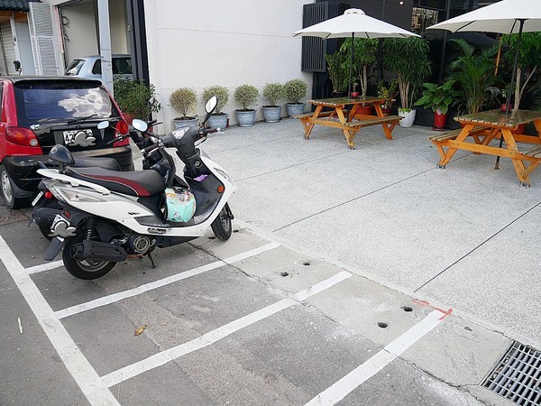 饕戶精緻鍋物:饕戶精緻鍋物-台中西屯精緻火鍋 和牛、霸氣海鮮應有盡有 優雅舞伶承載滿滿肉品 上桌超吸睛 商業午餐讓小資族也能吃得巧