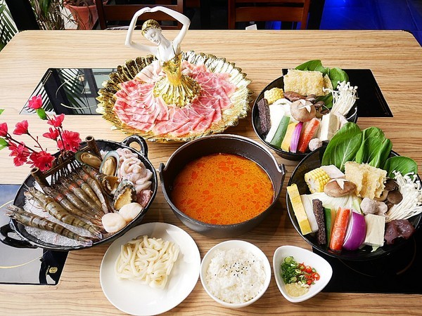 饕戶精緻鍋物:饕戶精緻鍋物-台中西屯精緻火鍋 和牛、霸氣海鮮應有盡有 優雅舞伶承載滿滿肉品 上桌超吸睛 商業午餐讓小資族也能吃得巧