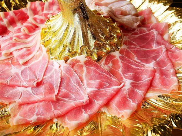 饕戶精緻鍋物:饕戶精緻鍋物-台中西屯精緻火鍋 和牛、霸氣海鮮應有盡有 優雅舞伶承載滿滿肉品 上桌超吸睛 商業午餐讓小資族也能吃得巧