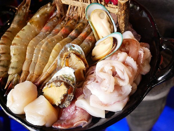 饕戶精緻鍋物:饕戶精緻鍋物-台中西屯精緻火鍋 和牛、霸氣海鮮應有盡有 優雅舞伶承載滿滿肉品 上桌超吸睛 商業午餐讓小資族也能吃得巧