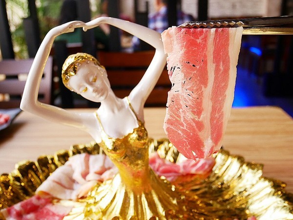 饕戶精緻鍋物:饕戶精緻鍋物-台中西屯精緻火鍋 和牛、霸氣海鮮應有盡有 優雅舞伶承載滿滿肉品 上桌超吸睛 商業午餐讓小資族也能吃得巧