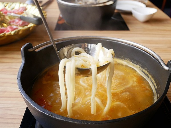 饕戶精緻鍋物:饕戶精緻鍋物-台中西屯精緻火鍋 和牛、霸氣海鮮應有盡有 優雅舞伶承載滿滿肉品 上桌超吸睛 商業午餐讓小資族也能吃得巧