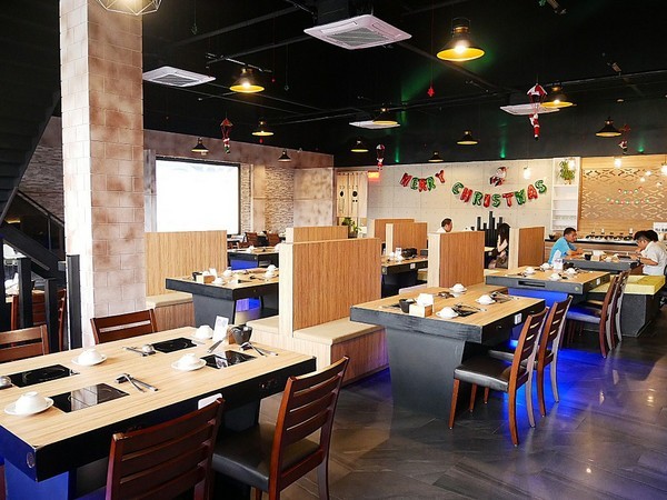 饕戶精緻鍋物:饕戶精緻鍋物-台中西屯精緻火鍋 和牛、霸氣海鮮應有盡有 優雅舞伶承載滿滿肉品 上桌超吸睛 商業午餐讓小資族也能吃得巧