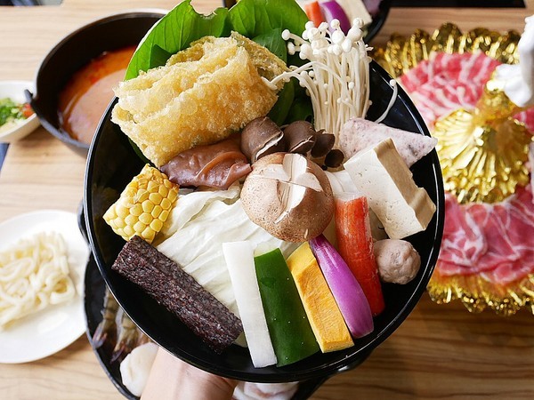 饕戶精緻鍋物:饕戶精緻鍋物-台中西屯精緻火鍋 和牛、霸氣海鮮應有盡有 優雅舞伶承載滿滿肉品 上桌超吸睛 商業午餐讓小資族也能吃得巧