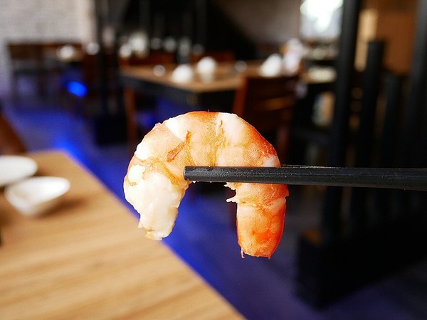 饕戶精緻鍋物:饕戶精緻鍋物-台中西屯精緻火鍋 和牛、霸氣海鮮應有盡有 優雅舞伶承載滿滿肉品 上桌超吸睛 商業午餐讓小資族也能吃得巧