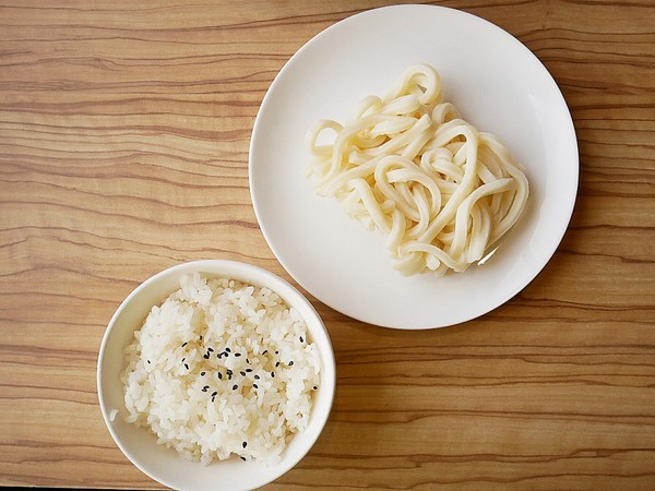 饕戶精緻鍋物:饕戶精緻鍋物-台中西屯精緻火鍋 和牛、霸氣海鮮應有盡有 優雅舞伶承載滿滿肉品 上桌超吸睛 商業午餐讓小資族也能吃得巧