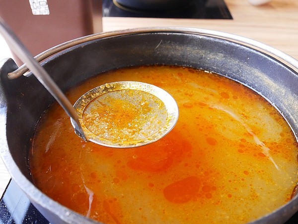 饕戶精緻鍋物:饕戶精緻鍋物-台中西屯精緻火鍋 和牛、霸氣海鮮應有盡有 優雅舞伶承載滿滿肉品 上桌超吸睛 商業午餐讓小資族也能吃得巧