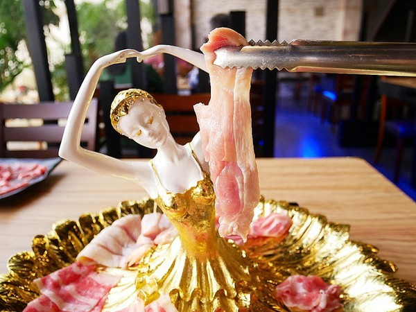 饕戶精緻鍋物:饕戶精緻鍋物-台中西屯精緻火鍋 和牛、霸氣海鮮應有盡有 優雅舞伶承載滿滿肉品 上桌超吸睛 商業午餐讓小資族也能吃得巧