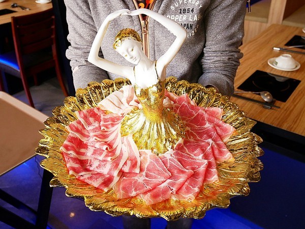 饕戶精緻鍋物:饕戶精緻鍋物-台中西屯精緻火鍋 和牛、霸氣海鮮應有盡有 優雅舞伶承載滿滿肉品 上桌超吸睛 商業午餐讓小資族也能吃得巧