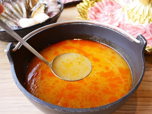 饕戶精緻鍋物:饕戶精緻鍋物-台中西屯精緻火鍋 和牛、霸氣海鮮應有盡有 優雅舞伶承載滿滿肉品 上桌超吸睛 商業午餐讓小資族也能吃得巧