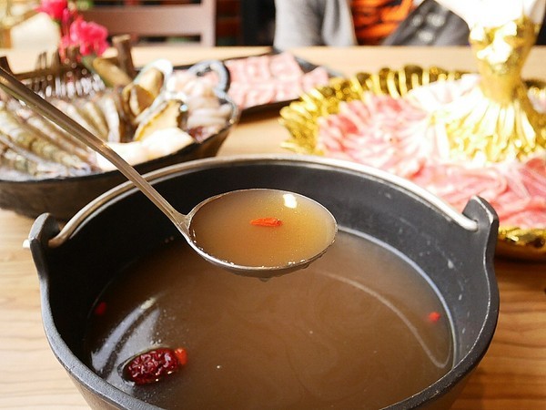 饕戶精緻鍋物:饕戶精緻鍋物-台中西屯精緻火鍋 和牛、霸氣海鮮應有盡有 優雅舞伶承載滿滿肉品 上桌超吸睛 商業午餐讓小資族也能吃得巧
