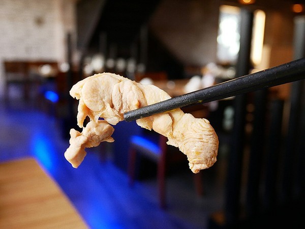饕戶精緻鍋物:饕戶精緻鍋物-台中西屯精緻火鍋 和牛、霸氣海鮮應有盡有 優雅舞伶承載滿滿肉品 上桌超吸睛 商業午餐讓小資族也能吃得巧