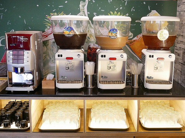 饕戶精緻鍋物:饕戶精緻鍋物-台中西屯精緻火鍋 和牛、霸氣海鮮應有盡有 優雅舞伶承載滿滿肉品 上桌超吸睛 商業午餐讓小資族也能吃得巧