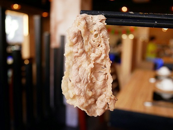 饕戶精緻鍋物:饕戶精緻鍋物-台中西屯精緻火鍋 和牛、霸氣海鮮應有盡有 優雅舞伶承載滿滿肉品 上桌超吸睛 商業午餐讓小資族也能吃得巧