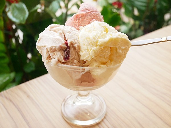 饕戶精緻鍋物:饕戶精緻鍋物-台中西屯精緻火鍋 和牛、霸氣海鮮應有盡有 優雅舞伶承載滿滿肉品 上桌超吸睛 商業午餐讓小資族也能吃得巧