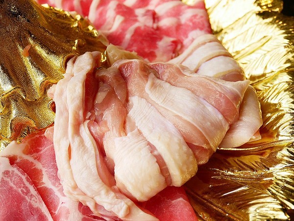 饕戶精緻鍋物:饕戶精緻鍋物-台中西屯精緻火鍋 和牛、霸氣海鮮應有盡有 優雅舞伶承載滿滿肉品 上桌超吸睛 商業午餐讓小資族也能吃得巧