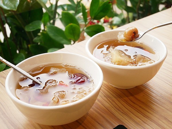 饕戶精緻鍋物:饕戶精緻鍋物-台中西屯精緻火鍋 和牛、霸氣海鮮應有盡有 優雅舞伶承載滿滿肉品 上桌超吸睛 商業午餐讓小資族也能吃得巧