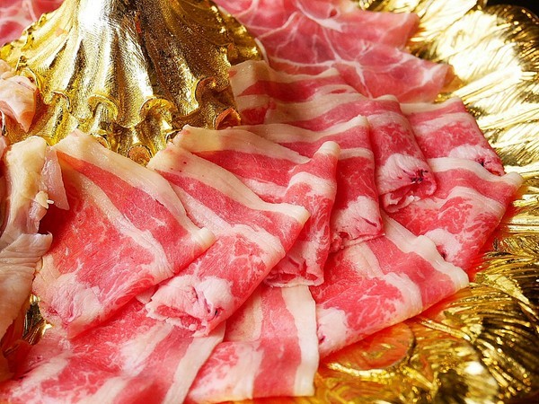 饕戶精緻鍋物:饕戶精緻鍋物-台中西屯精緻火鍋 和牛、霸氣海鮮應有盡有 優雅舞伶承載滿滿肉品 上桌超吸睛 商業午餐讓小資族也能吃得巧