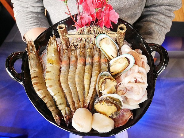 饕戶精緻鍋物:饕戶精緻鍋物-台中西屯精緻火鍋 和牛、霸氣海鮮應有盡有 優雅舞伶承載滿滿肉品 上桌超吸睛 商業午餐讓小資族也能吃得巧