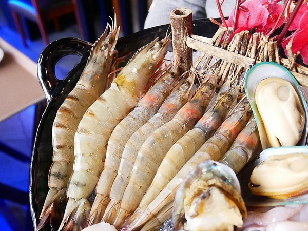 饕戶精緻鍋物:饕戶精緻鍋物-台中西屯精緻火鍋 和牛、霸氣海鮮應有盡有 優雅舞伶承載滿滿肉品 上桌超吸睛 商業午餐讓小資族也能吃得巧