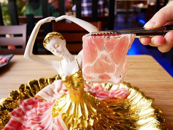 饕戶精緻鍋物:饕戶精緻鍋物-台中西屯精緻火鍋 和牛、霸氣海鮮應有盡有 優雅舞伶承載滿滿肉品 上桌超吸睛 商業午餐讓小資族也能吃得巧