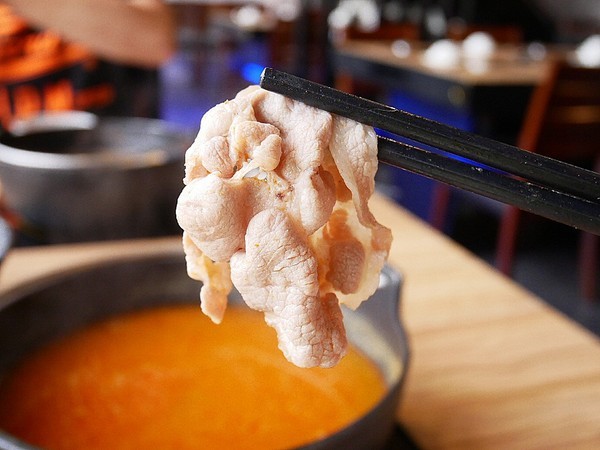 饕戶精緻鍋物:饕戶精緻鍋物-台中西屯精緻火鍋 和牛、霸氣海鮮應有盡有 優雅舞伶承載滿滿肉品 上桌超吸睛 商業午餐讓小資族也能吃得巧