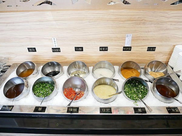 饕戶精緻鍋物:饕戶精緻鍋物-台中西屯精緻火鍋 和牛、霸氣海鮮應有盡有 優雅舞伶承載滿滿肉品 上桌超吸睛 商業午餐讓小資族也能吃得巧