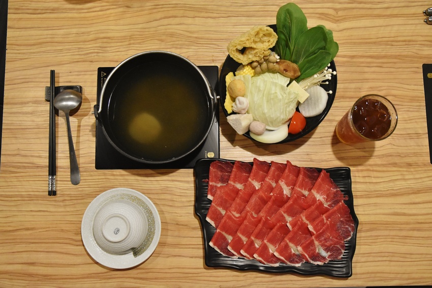 台中美食 ∣ 饕戶精緻鍋物 ∣  滿滿肉盤與超豐盛配料 平價又頂級美味的火鍋就是這一家！
