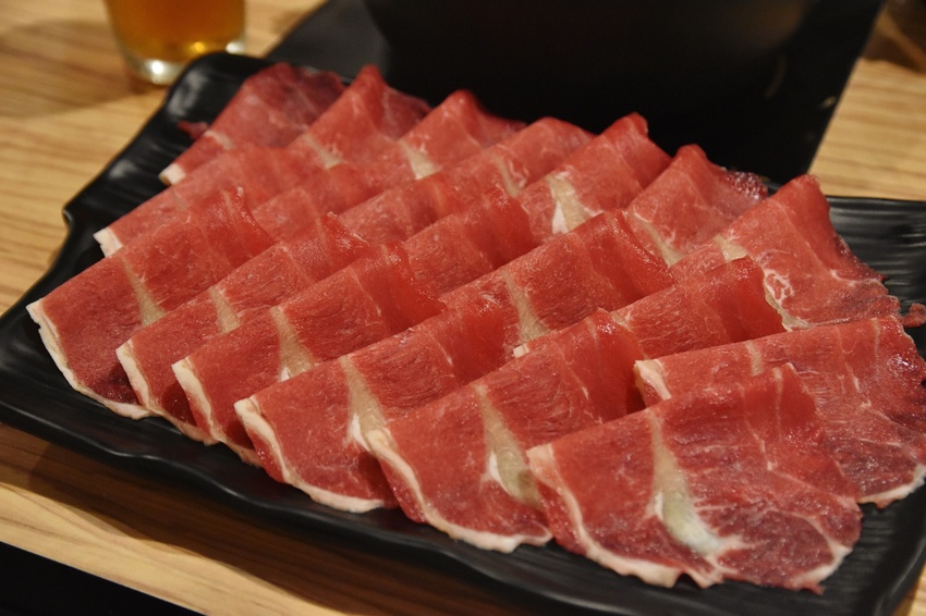 台中美食 ∣ 饕戶精緻鍋物 ∣  滿滿肉盤與超豐盛配料 平價又頂級美味的火鍋就是這一家！