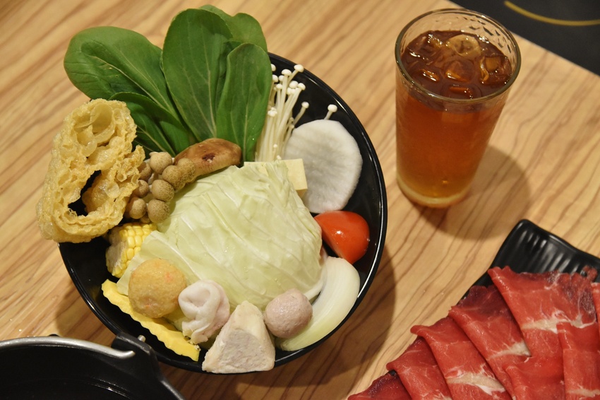 台中美食 ∣ 饕戶精緻鍋物 ∣  滿滿肉盤與超豐盛配料 平價又頂級美味的火鍋就是這一家！