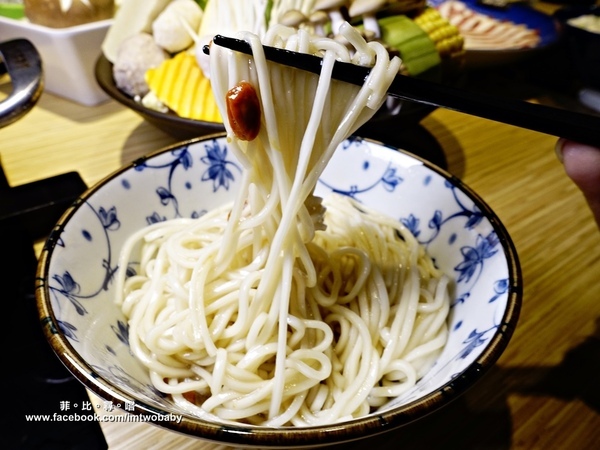 鬼椒一番鍋(府中店):【板橋美食】鬼椒一番鍋-府中店 大份量雙人龍蝦海陸套餐 新鮮澎湃又美味 顛覆傳統的特色個人火鍋 專屬的幸福美味! 鬼椒一番鍋(府中店):【板橋美食】鬼椒一番鍋-府中店 大份量雙人龍蝦海陸套餐 新鮮澎湃又美味 顛覆傳統的特色個人火鍋 專屬的幸福美味!