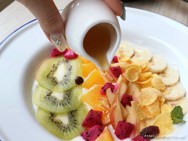 Hecho做咖啡Lite&Deli:台中美食│Hecho做咖啡Lite&Deli〃近中國醫藥大學,超美早午餐,挑高裝潢,網美必訪~