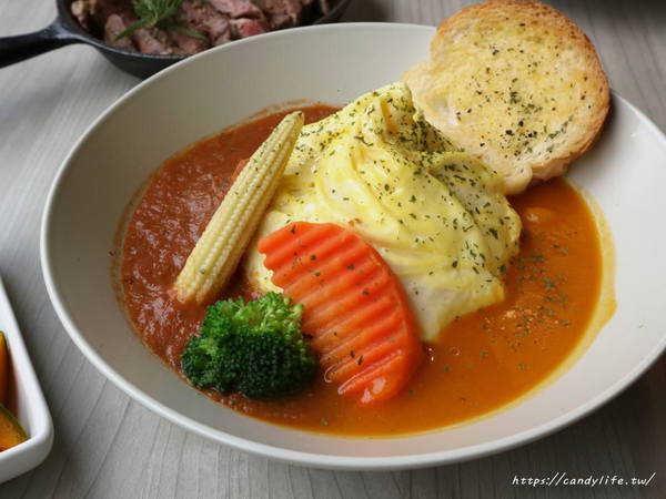 Hecho做咖啡Lite&Deli:台中美食│Hecho做咖啡Lite&Deli〃近中國醫藥大學,超美早午餐,挑高裝潢,網美必訪~