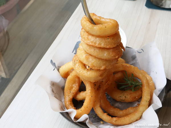 Hecho做咖啡Lite&Deli:台中美食│Hecho做咖啡Lite&Deli〃近中國醫藥大學,超美早午餐,挑高裝潢,網美必訪~