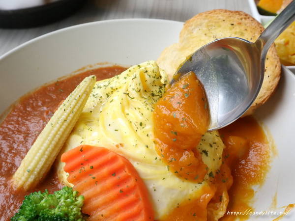 Hecho做咖啡Lite&Deli:台中美食│Hecho做咖啡Lite&Deli〃近中國醫藥大學,超美早午餐,挑高裝潢,網美必訪~