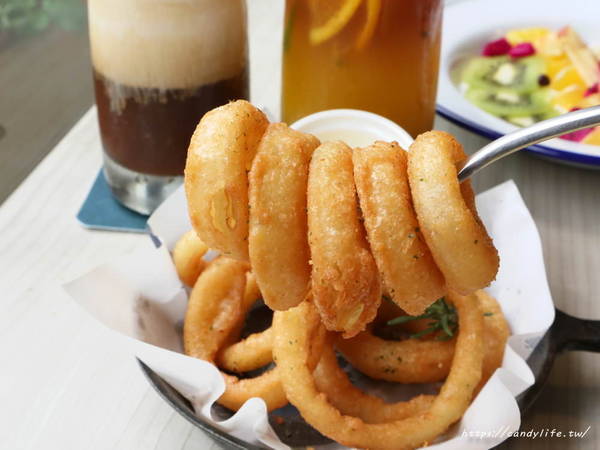 Hecho做咖啡Lite&Deli:台中美食│Hecho做咖啡Lite&Deli〃近中國醫藥大學,超美早午餐,挑高裝潢,網美必訪~