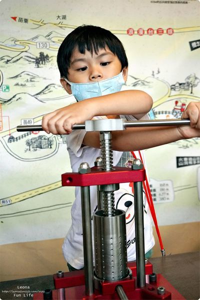 苗栗三義親子景點十六份人文茶館 勝興車站 擂茶 搗麻糬 榨苦茶油DSC00869.JPG