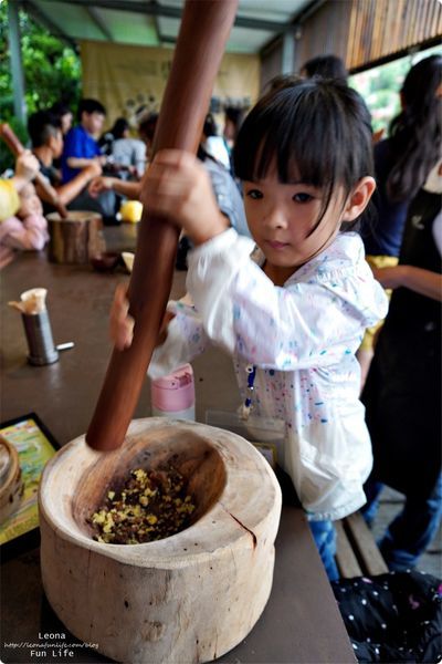 苗栗三義親子景點十六份人文茶館 勝興車站 擂茶 搗麻糬 榨苦茶油DSC00850.JPG