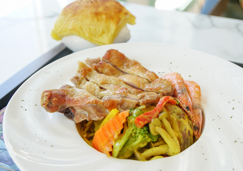 [高雄約會餐廳推薦]琴之森音樂交誼廣場-網美必來~純白貨櫃屋x水上鋼琴餐廳! - 美食好芃友