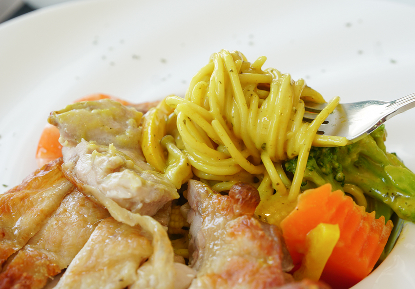 [高雄約會餐廳推薦]琴之森音樂交誼廣場-網美必來~純白貨櫃屋x水上鋼琴餐廳! - 美食好芃友